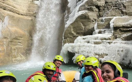 Turistet e huaj sfidojne ujevarat e ngrira ne Kanionet e Osumit.